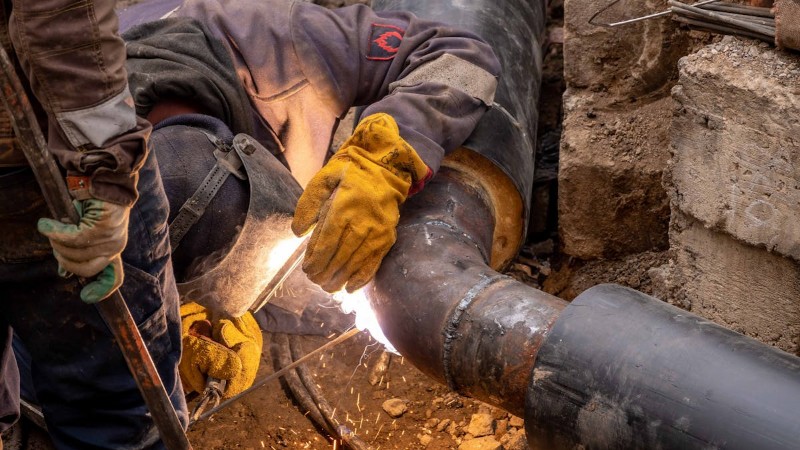 Close-up of a skilled worker welding steel pipes in an industrial setting, showcasing expertise and safety gear., tags: flowfix plumbers hamburg, - pexel