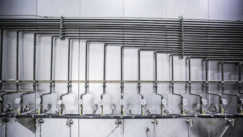 Detailed view of an industrial plumbing system featuring multiple pressure gauges and steel pipes., tags: teure reparaturen vermeiden: - pexel
